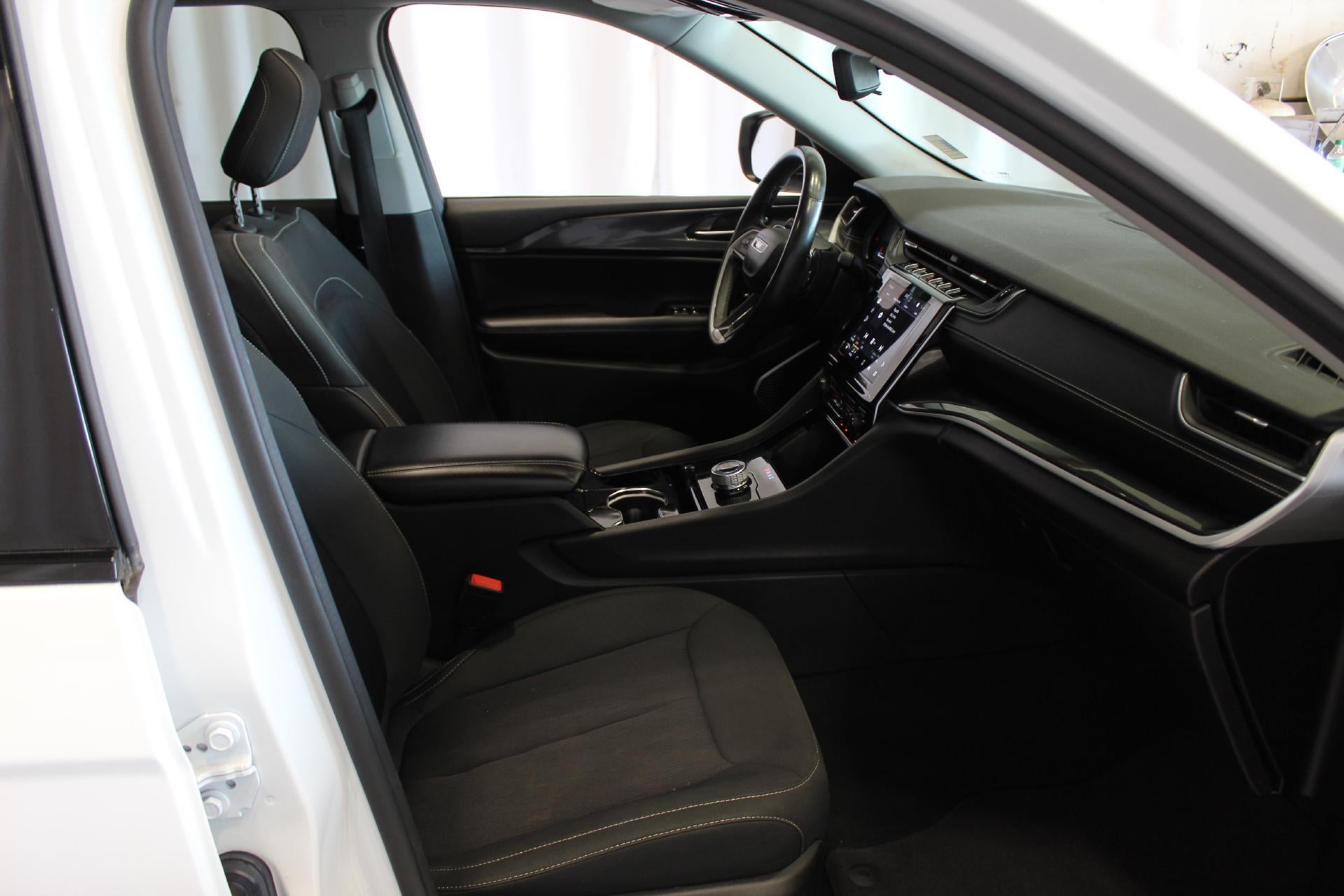 2022 Jeep Grand Cherokee L Laredo 4x4