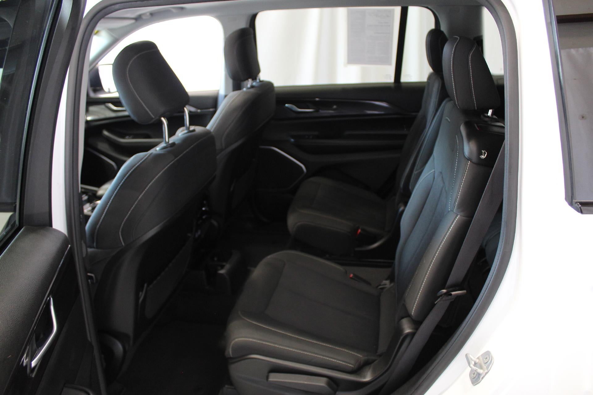 2022 Jeep Grand Cherokee L Laredo 4x4