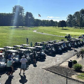 Golf_carts_lined_up_on_a_golf_course