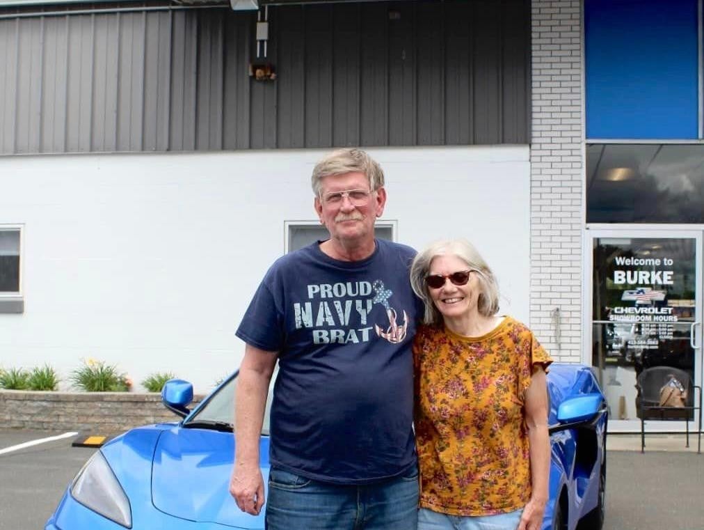 Old_aged_couple_with_blue_car